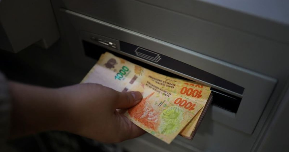 Comisiones bancarias: extraer en el extranjero puede costar hasta 47.520 pesos por operación