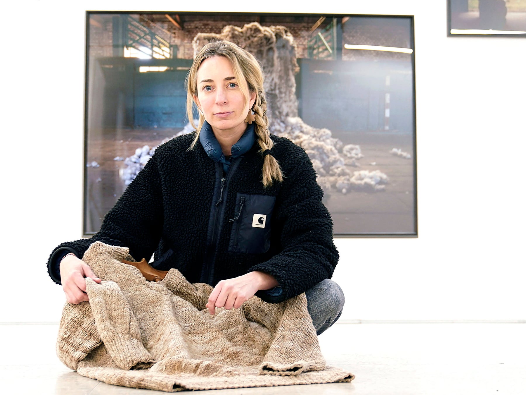 La oveja negra del vellón patagónico: Laura Ferro convierte el descarte lanero en una obra de memoria familiar en La Boca