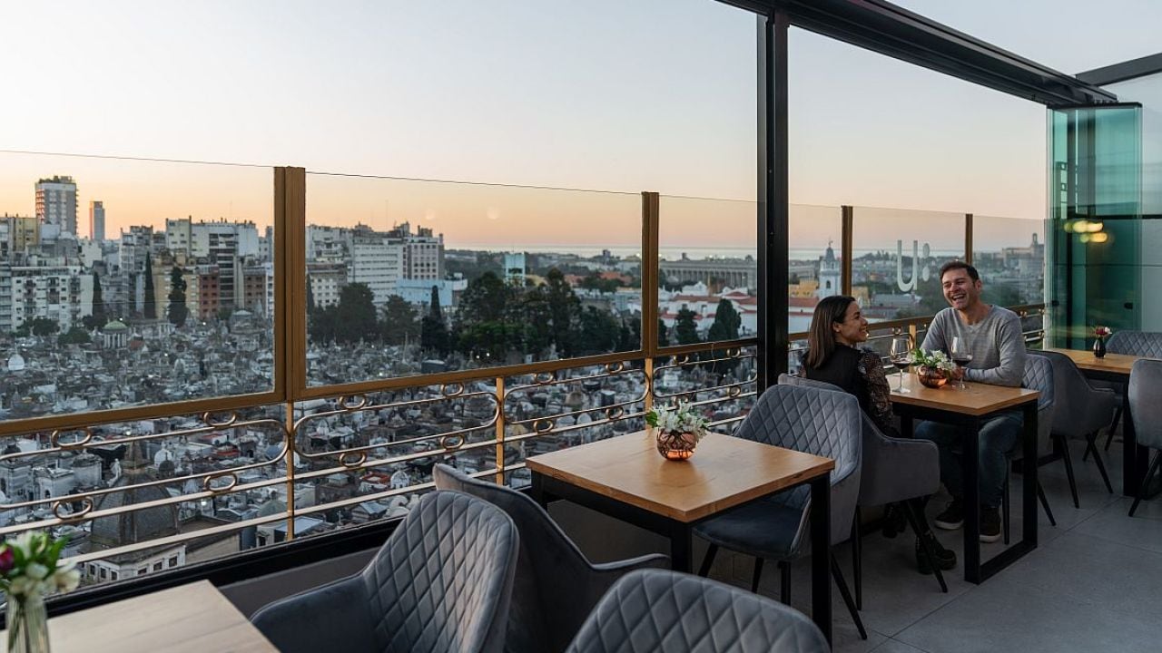 Una terraza con vistas inesperadas sobre el cementerio más famoso de Buenos Aires