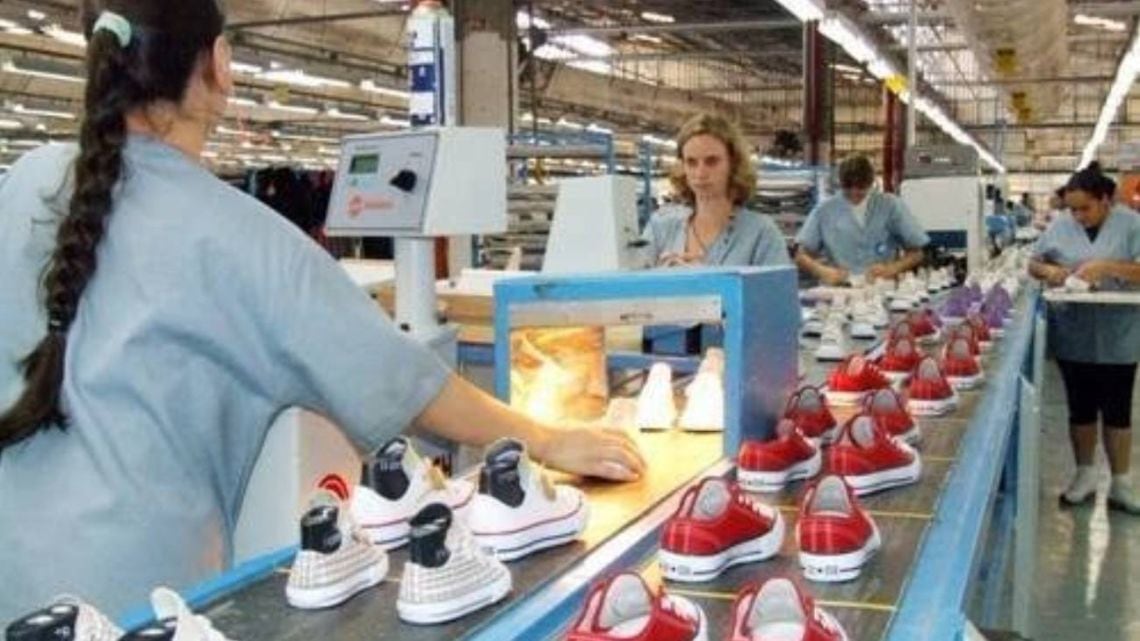Coopershoes bajó la persiana en Las Flores y dejó a sus operarios en la calle tras el corte de pedidos de Converse