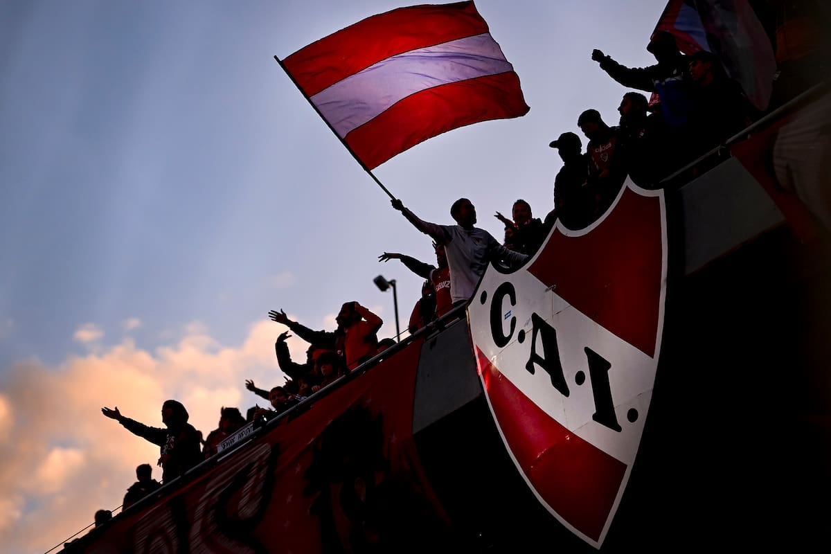 El Rojo vació la boutique en pleno partido y ahora juega con lo que quedó en el perchero