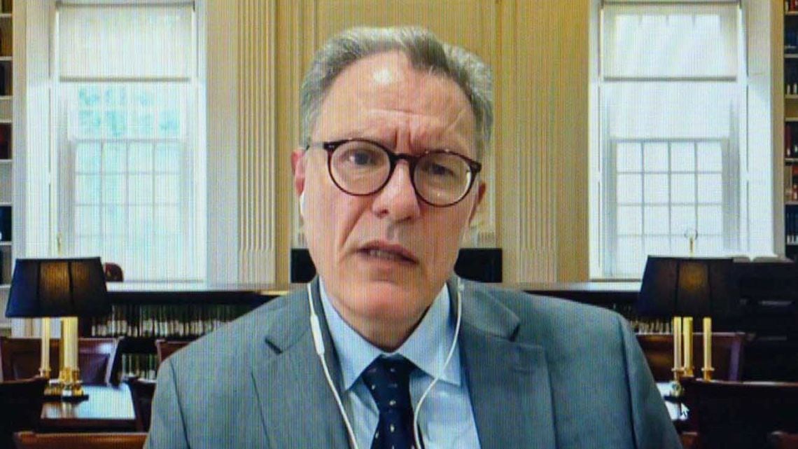 Floridi desde Yale: la inteligencia artificial actúa sin pensar y hay que administrarla con criterio