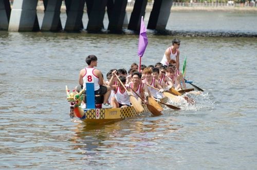El Limay se prepara para una jornada de dragon boat con equipos de diez palistas