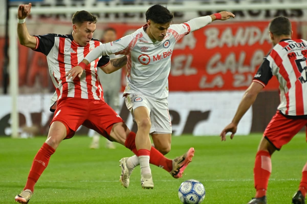 Argentinos volvió a tropezar y se consolida como líder del grupo B en un partido que dejó más fricción que fútbol