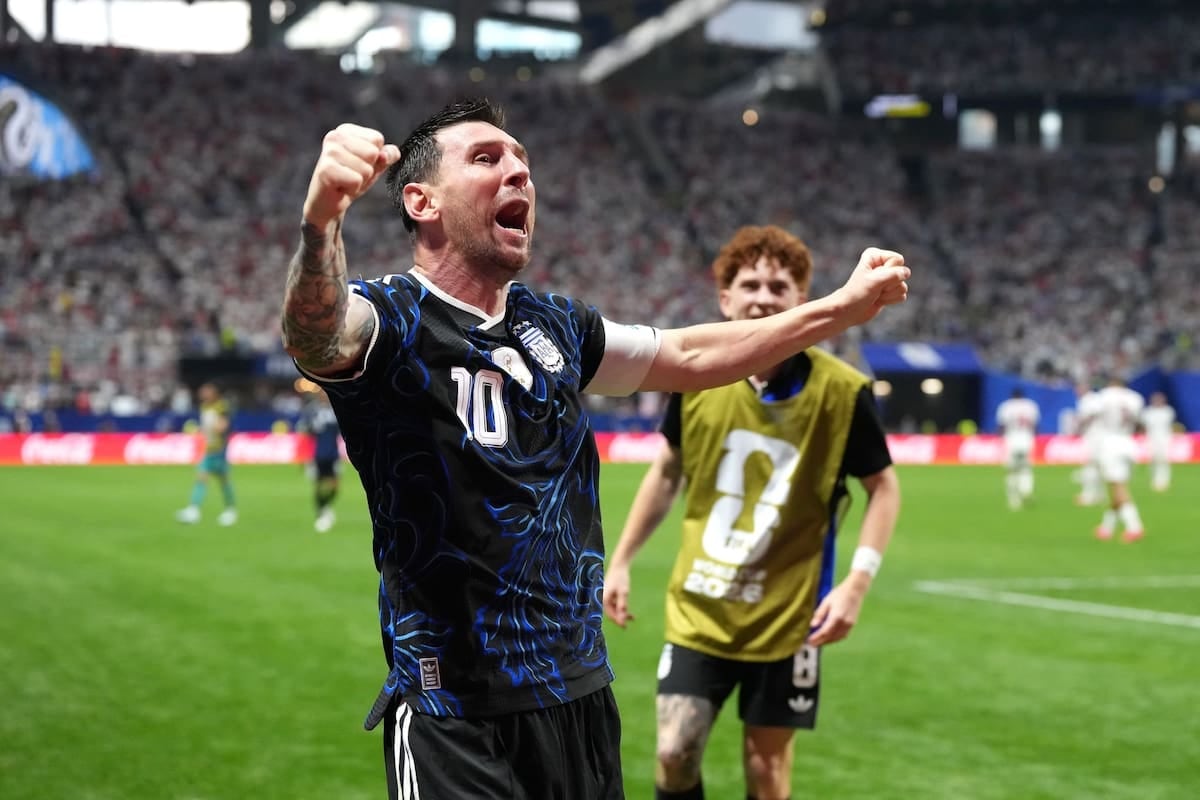 Messi se cuelga otra vez el traje de candidato: el Balón de Oro lo volvió a llamar y esta vez la Pulga tiene los números para responder