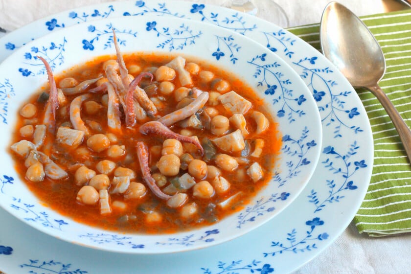 Garbanzos con calamares, el guiso rápido que mejora con el paso de las horas