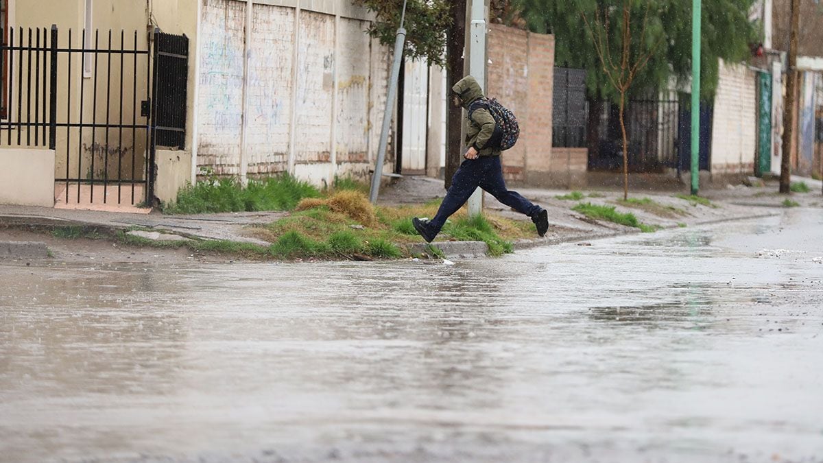 Nevadas y lluvias en Neuquén: el SMN pinta el mapa de amarillo y naranja y pide extremar los cuidados antes de salir