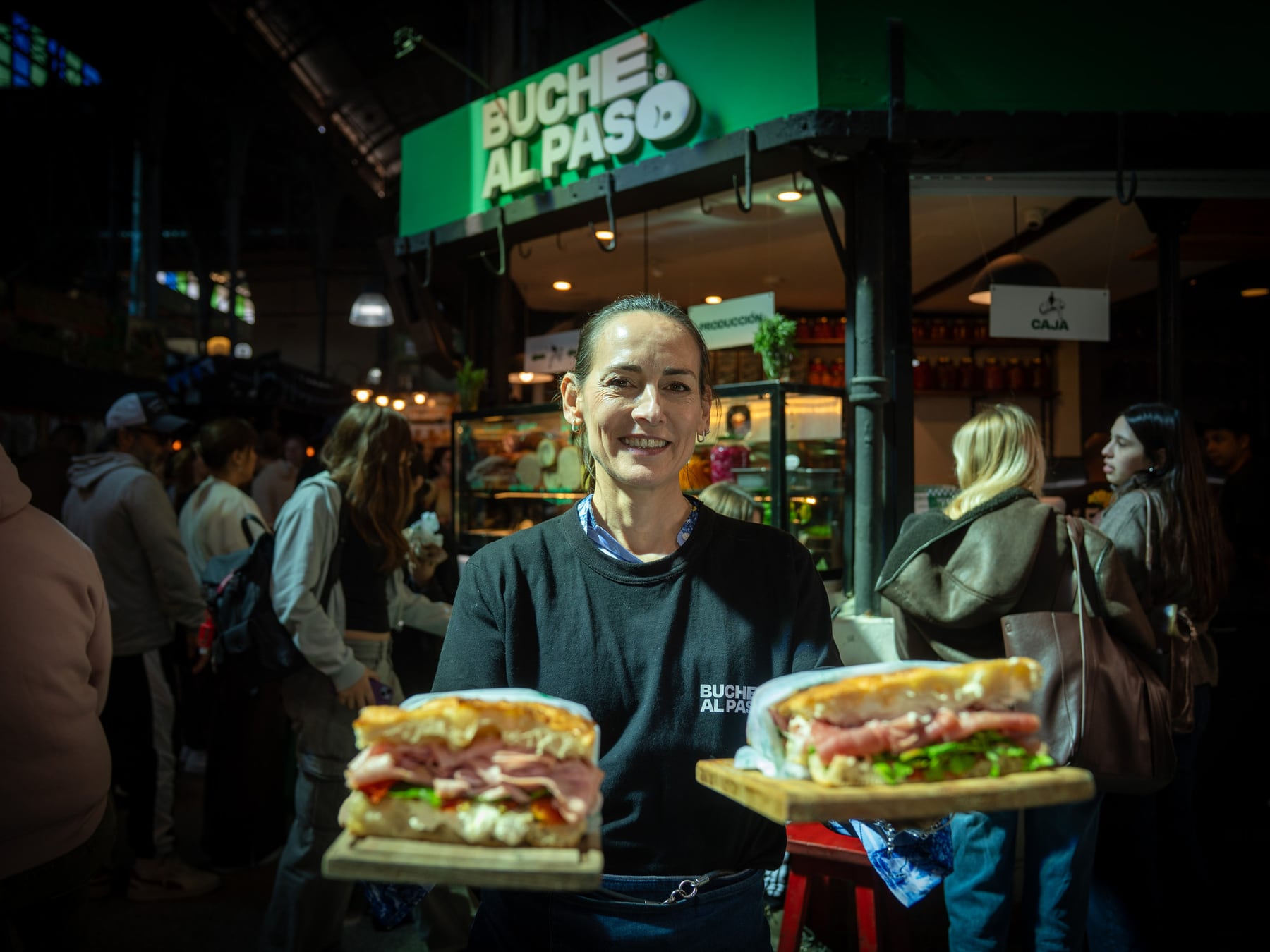Buche al paso: la sanguchería de San Telmo que vende cien sándwiches por día y se banca la fila del mediodía