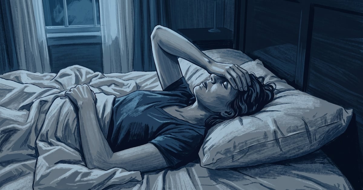 Pantallas a la hora de dormir: especialistas en sueño coinciden en que el problema no es solo la luz