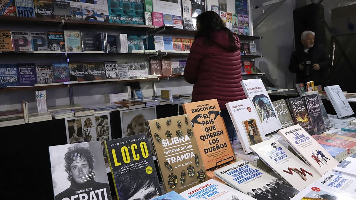 Con libros desde dos mil pesos y promos que tientan, la Feria del Libro de Neuquén volvió a tomar el Parque Central