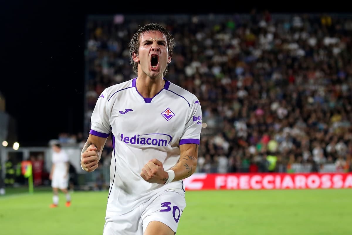 El pibe Mastantuono se sacó la espina con un hat-trick que le cambia el aire a la Viola