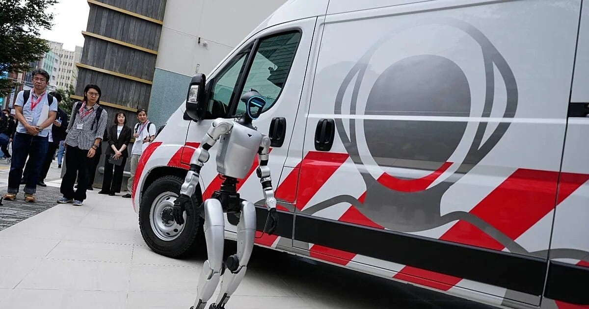 La "ambulancia" de los robots: una furgoneta japonesa que repara humanoides en plena calle