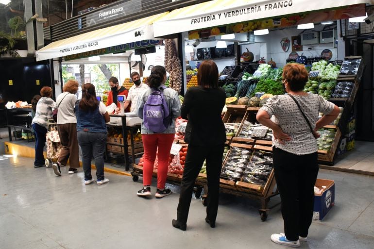 La inflación de agosto se desaceleró a 1,7% y quedó como la más baja en casi un año, aunque Argentina sigue segunda en la región detrás de Venezuela