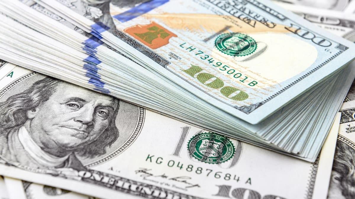 Dólar estable y brecha mínima: la pizarra del lunes dejó al minorista en $1.530 y al blue en $1.545