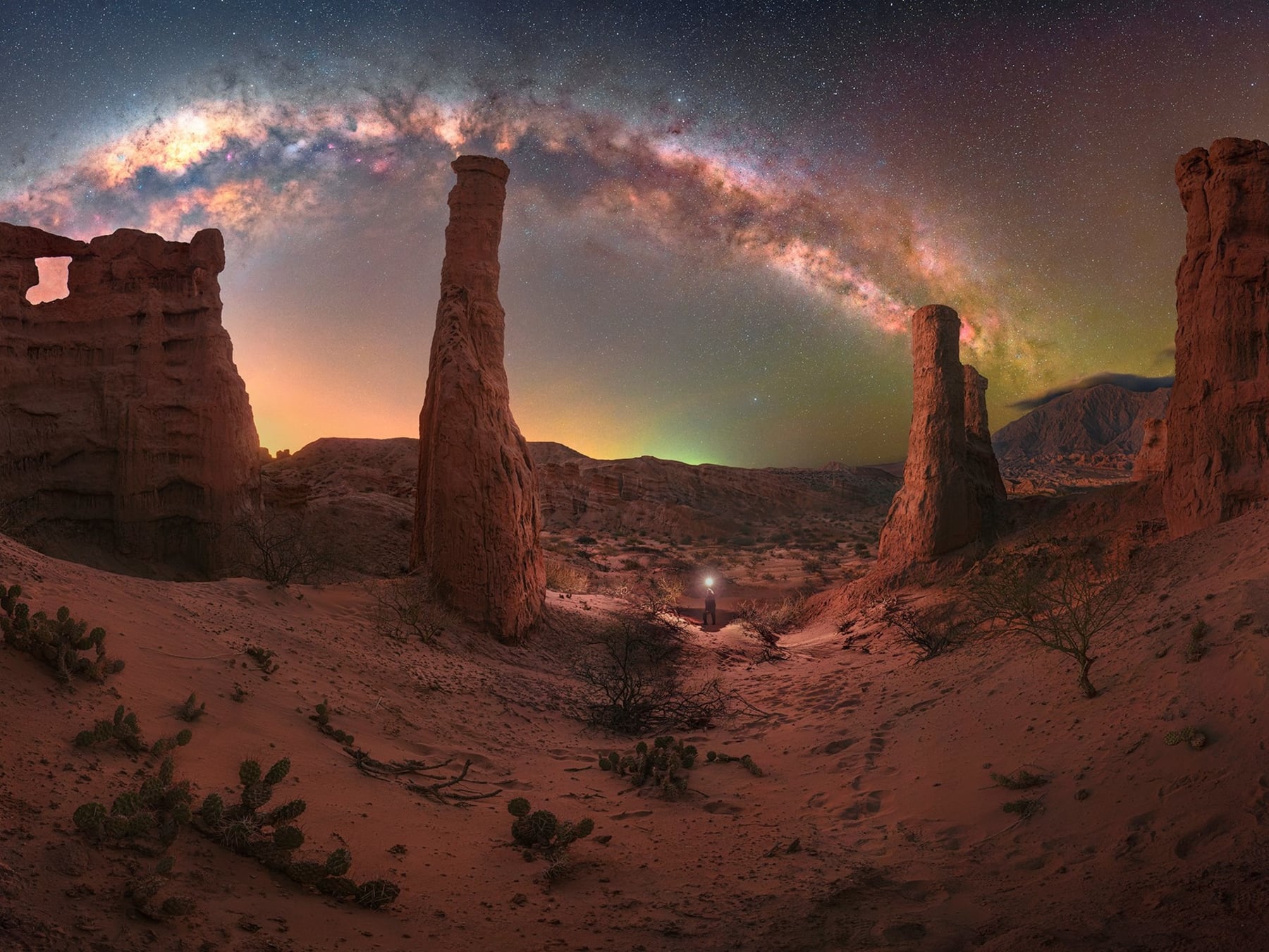 Bajo el cielo más oscuro: una década de astrofotografía por los paisajes que eligen las estrellas