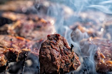 En el corazón de Pinheiros: once pasos por la carne rioplatense con un cocinero que se formó entre las brasas del sur de Brasil