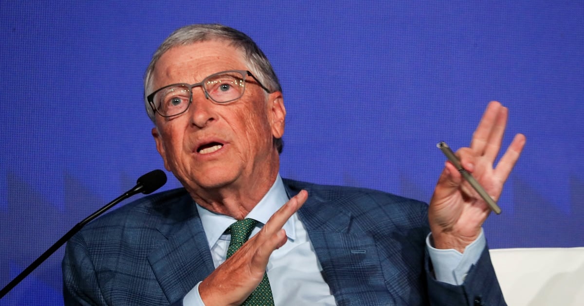 La inteligencia artificial gana terreno en hospitales, campos y laboratorios según la última lectura de Bill Gates