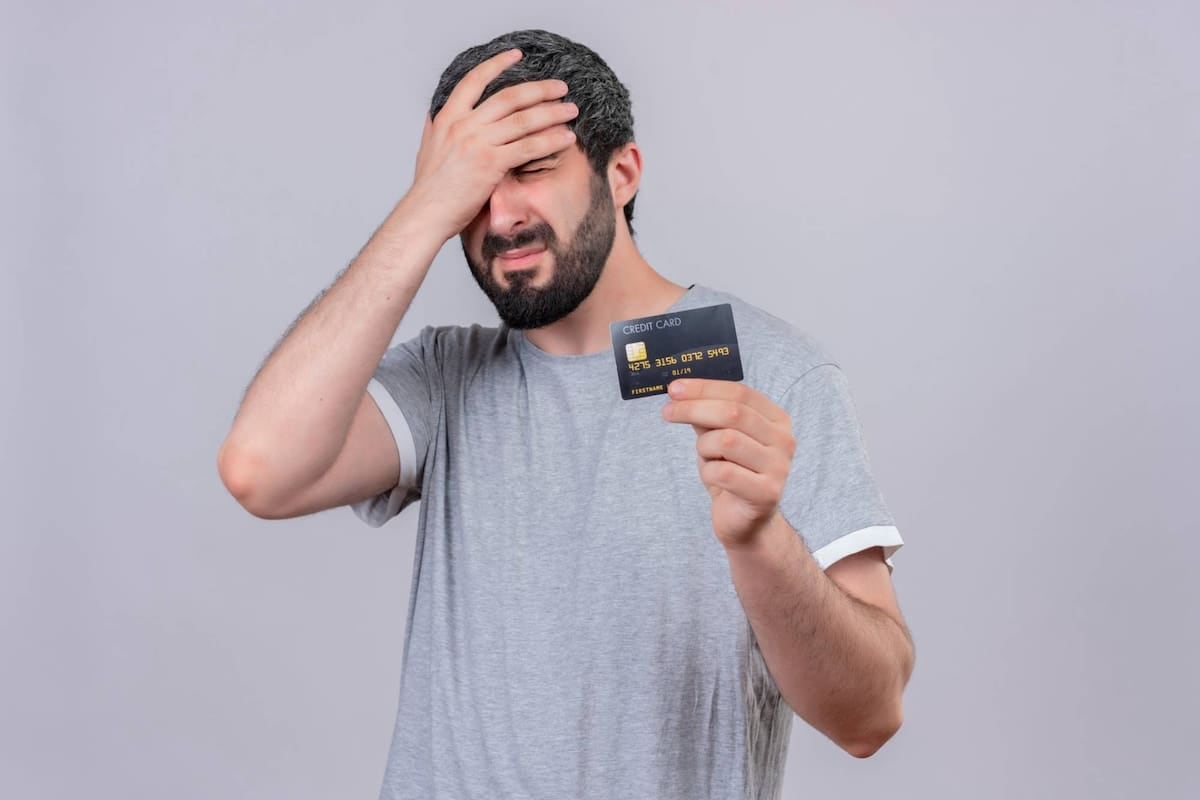 Pagar el mínimo de la tarjeta: cómo se compone el saldo que queda pendiente y por qué se dispara mes a mes