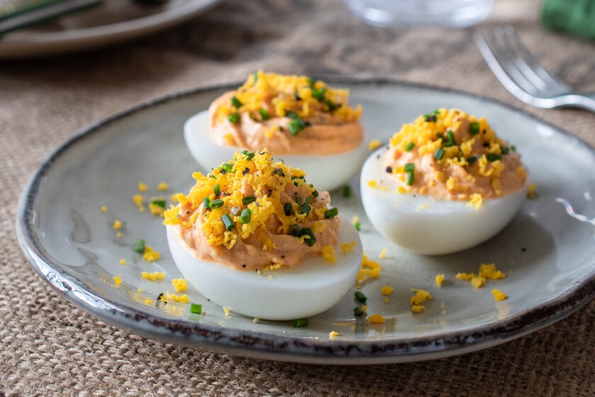 El truco de la abuela que vuelve a los huevos rellenos una nube: tamizar las yemas