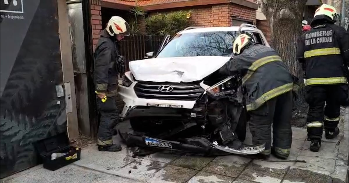 Un auto terminó sobre la vereda en Palermo tras impactar contra vehículos estacionados en Arévalo al 2900