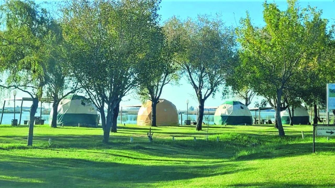 Cinco glampings en Buenos Aires para dormir entre lagunas, sierras, bosque y mar sin resignar confort
