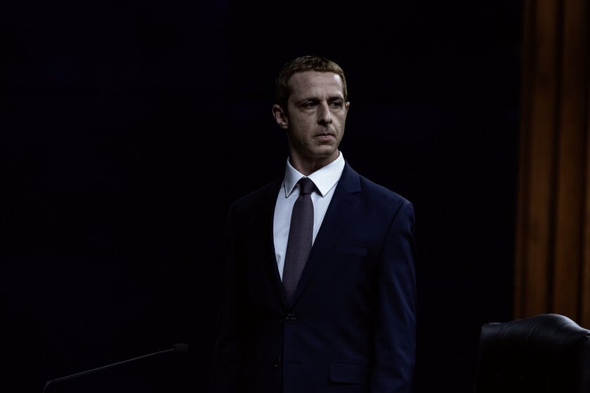 Jeremy Strong se mete en la piel de Zuckerberg y no se sale ni en los cortes