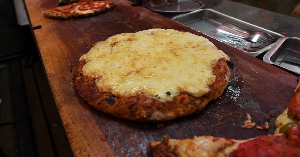 Una consumición en Güerrín expuso el peso del efectivo sobre el ticket final de una pizzería centenaria de Corrientes