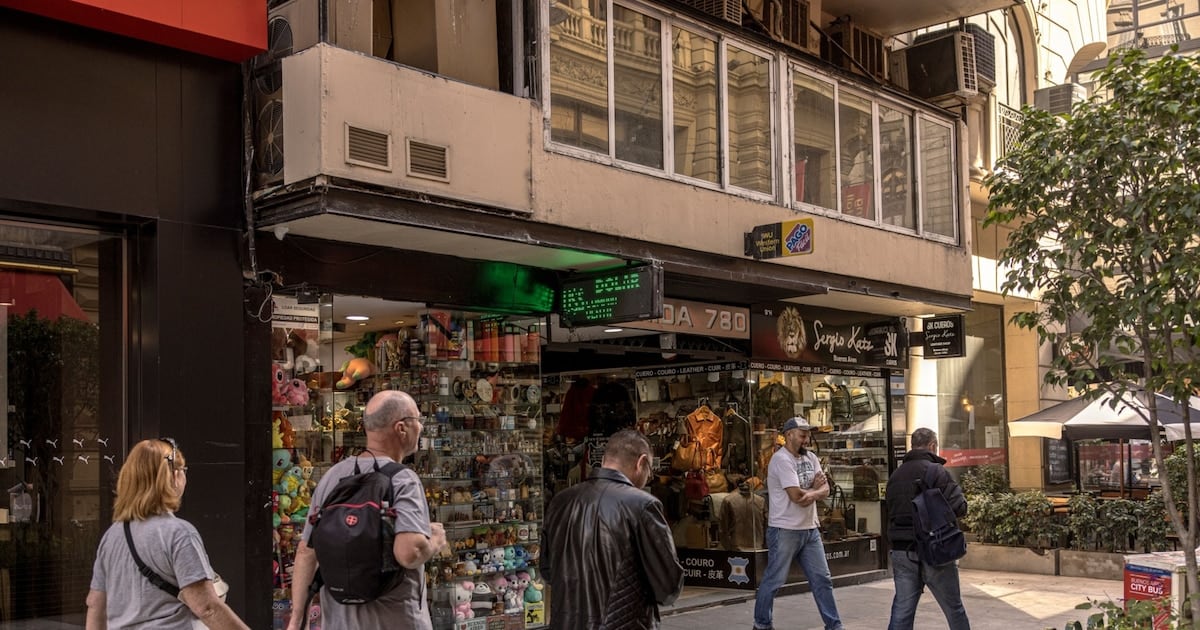 Dólar quieto en las pizarras: $1.535 en el Nación y $1.550 en el blue, con leve retroceso en el mayorista