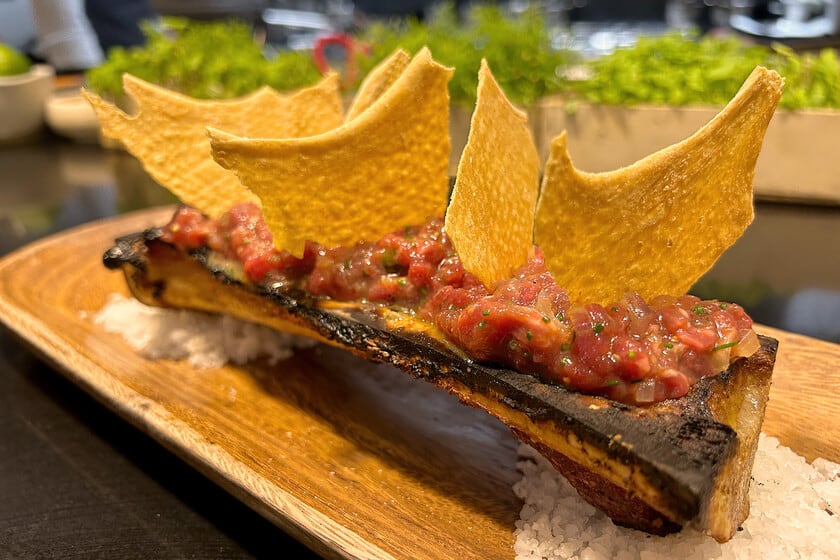Un hueso con tuétano caliente como base para un steak tartar crudo: la apuesta de Barra Baja, en Sevilla