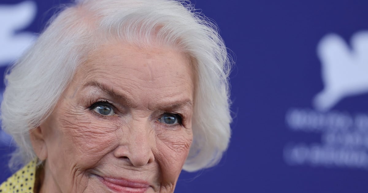 A los 93, la actriz Ellen Burstyn mostró cómo entrena el cuerpo para sostener la vida diaria