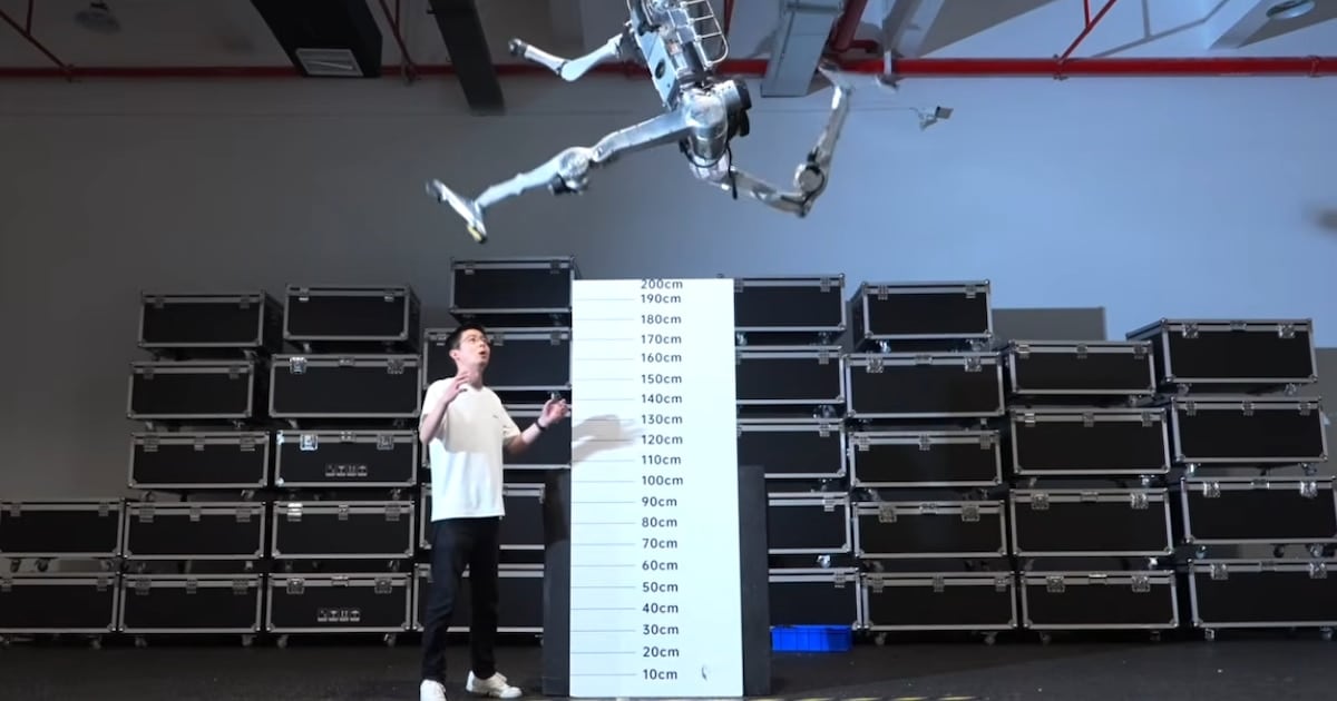 El trabajo oculto detrás de los robots que aprenden en la cocina: una mujer india les enseña con su celular