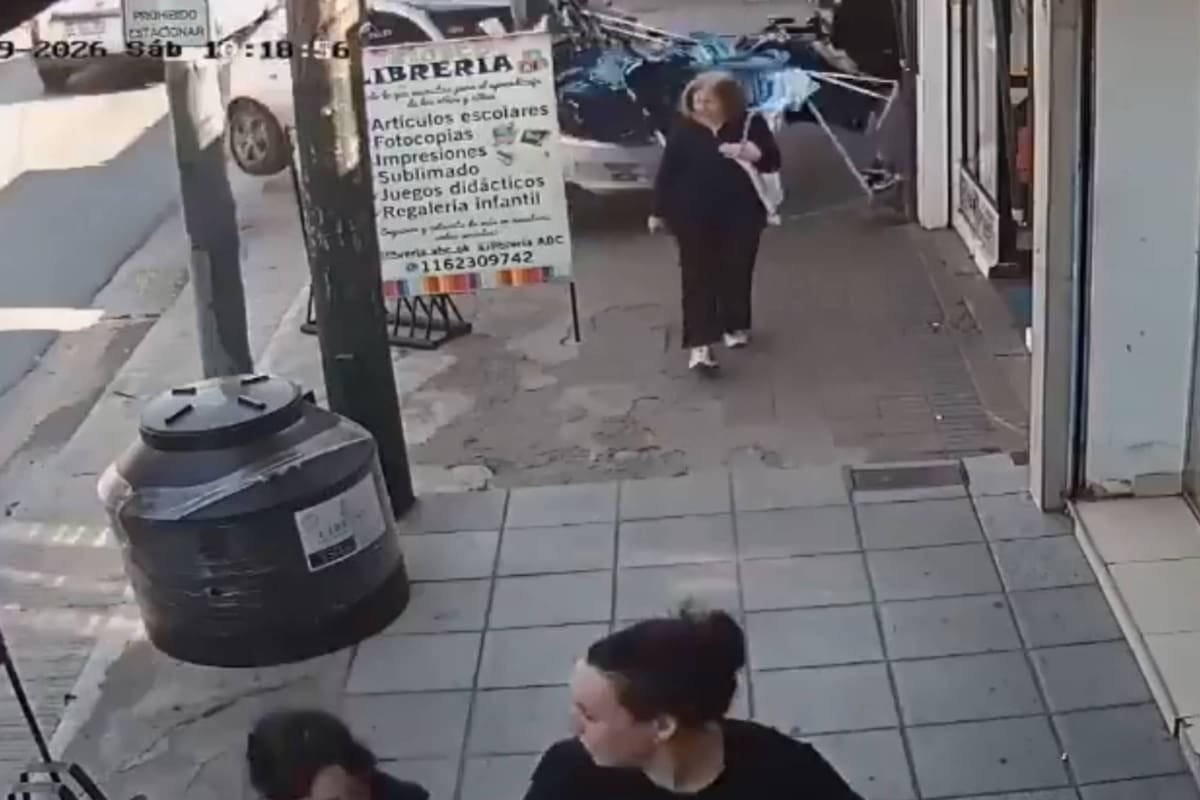 Atropelló en la vereda a una joven frente a un local de ropa en Almirante Brown