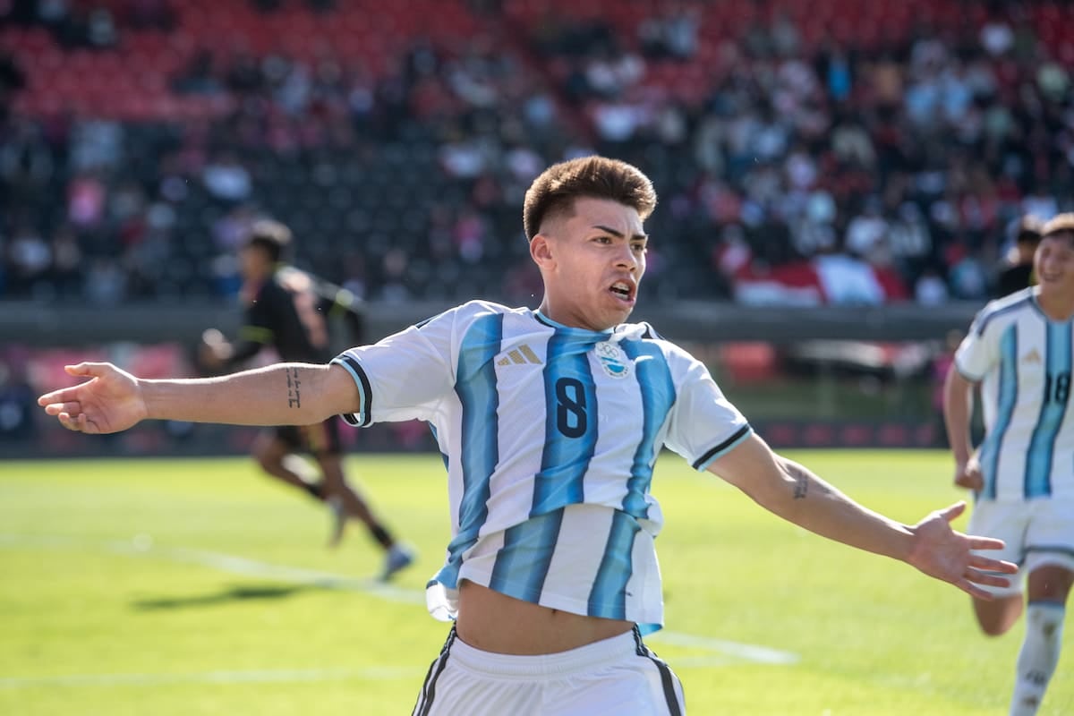 Espíndola la descosió a lo último y Argentina va por el oro contra Paraguay