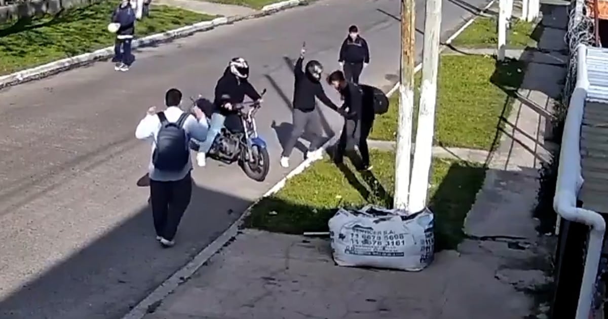 A pibes con autismo les quisieron bajar el celular en moto y les llenaron la cabeza de preguntas en González Catán