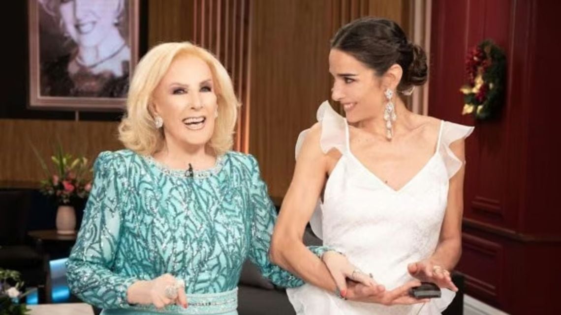 Juana Viale se queda al mando del living y la mesa hasta que Mirtha vuelva a casa