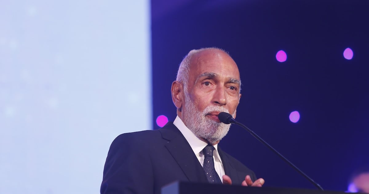 A los 74 años se apagó la voz de El Negro González Oro, el conductor que se hizo oído de la radio argentina