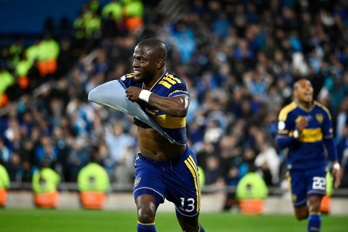 Del banco a la galería: Valencia se disfrazó de Superman y Boca lo dio vuelta en Arroyito