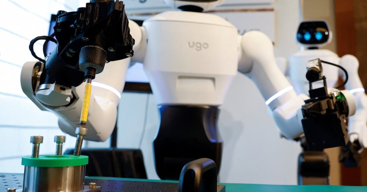 Un hospital japonés ensayó con un robot con inteligencia artificial para guiar pacientes y ordenar el comedor
