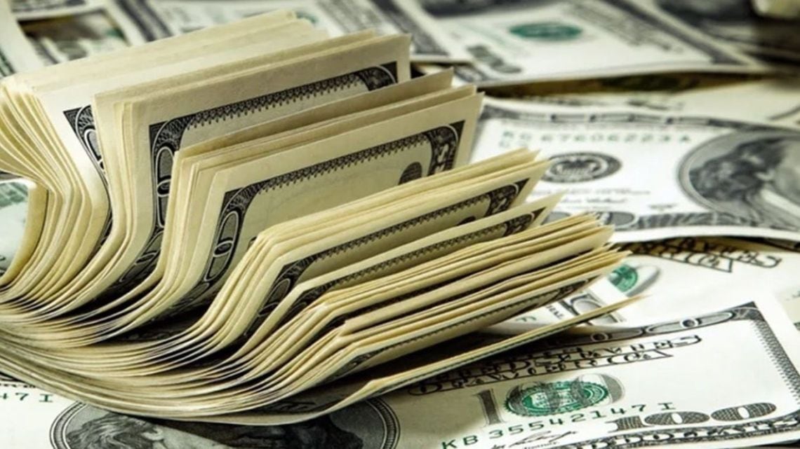 El dólar blue cedió cinco pesos y se posicionó por encima del oficial y del MEP en la cuarta rueda de la semana