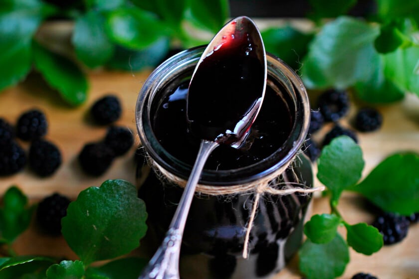 Mermelada de moras silvestres: la receta casera que se luce con manzana y limón