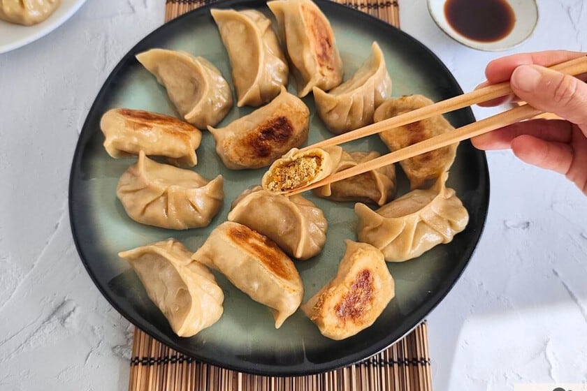 Treinta bocados vegetarianos: cómo armar gyozas caseras con tofu y shiitake sin que se abran en la sartén