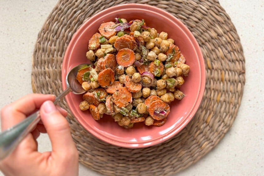 Una ensalada templada que se cocina en el horno y se corona con tahini: garbanzos, zanahoria y un toque de sésamo