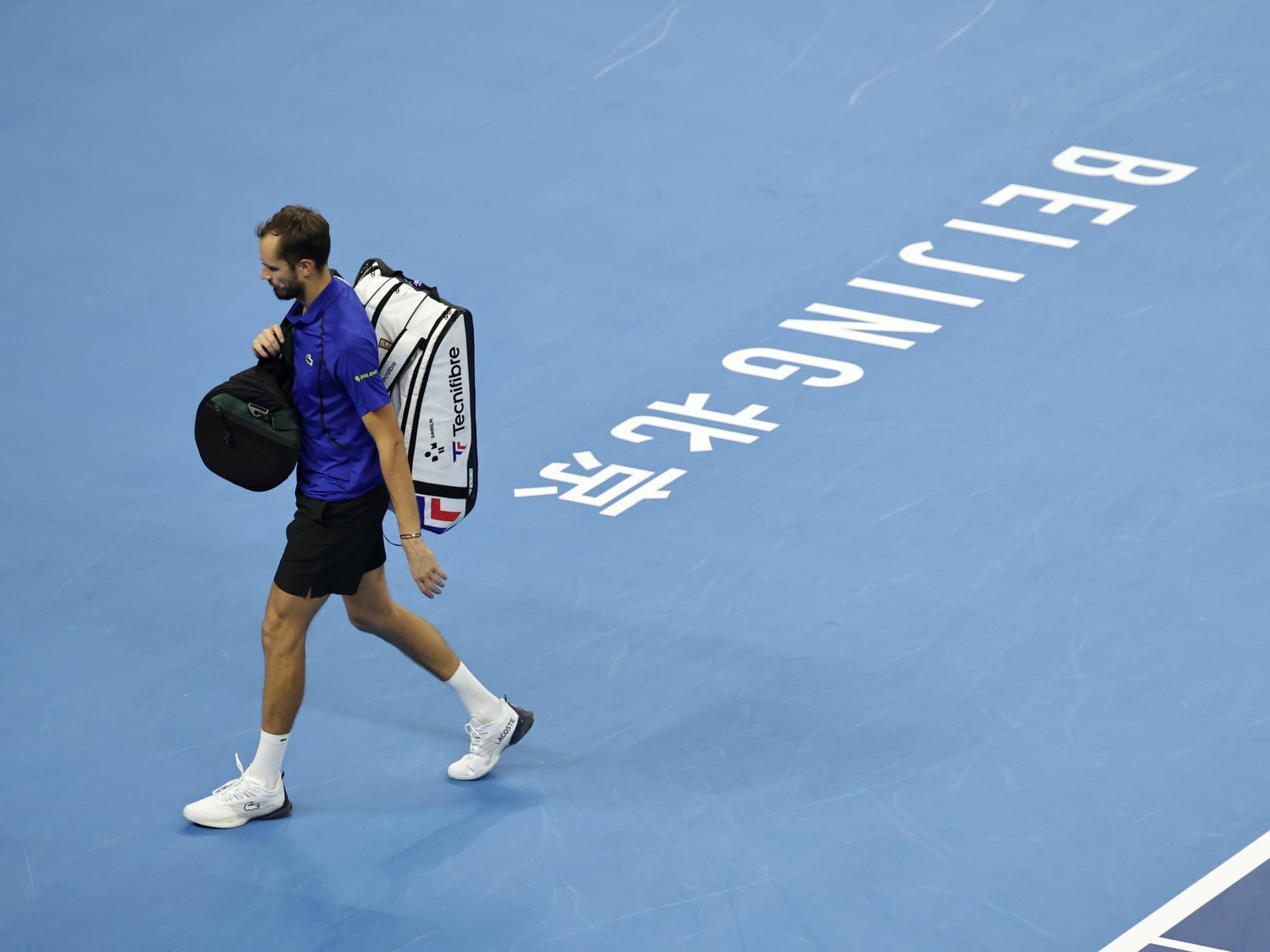 Medvedev la mandó a la tribuna, descalificación al canto y Djokovic a la final sin terminar el set