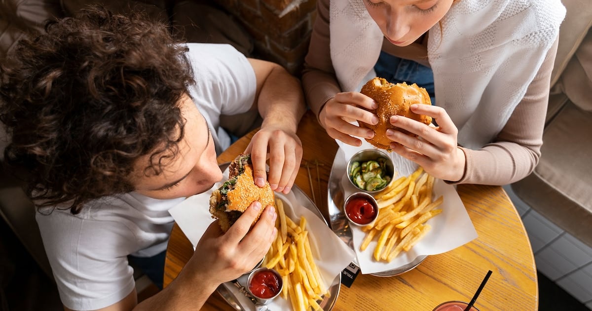 Un sándwich industrial y una versión casera, iguales en calorías, mostraron diferencias en cómo el cuerpo respondió a la insulina