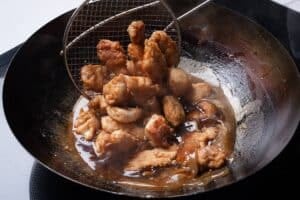 Pollo al limón bien crocante: dos harinas, una salsa agridulce y un truco que marca la diferencia
