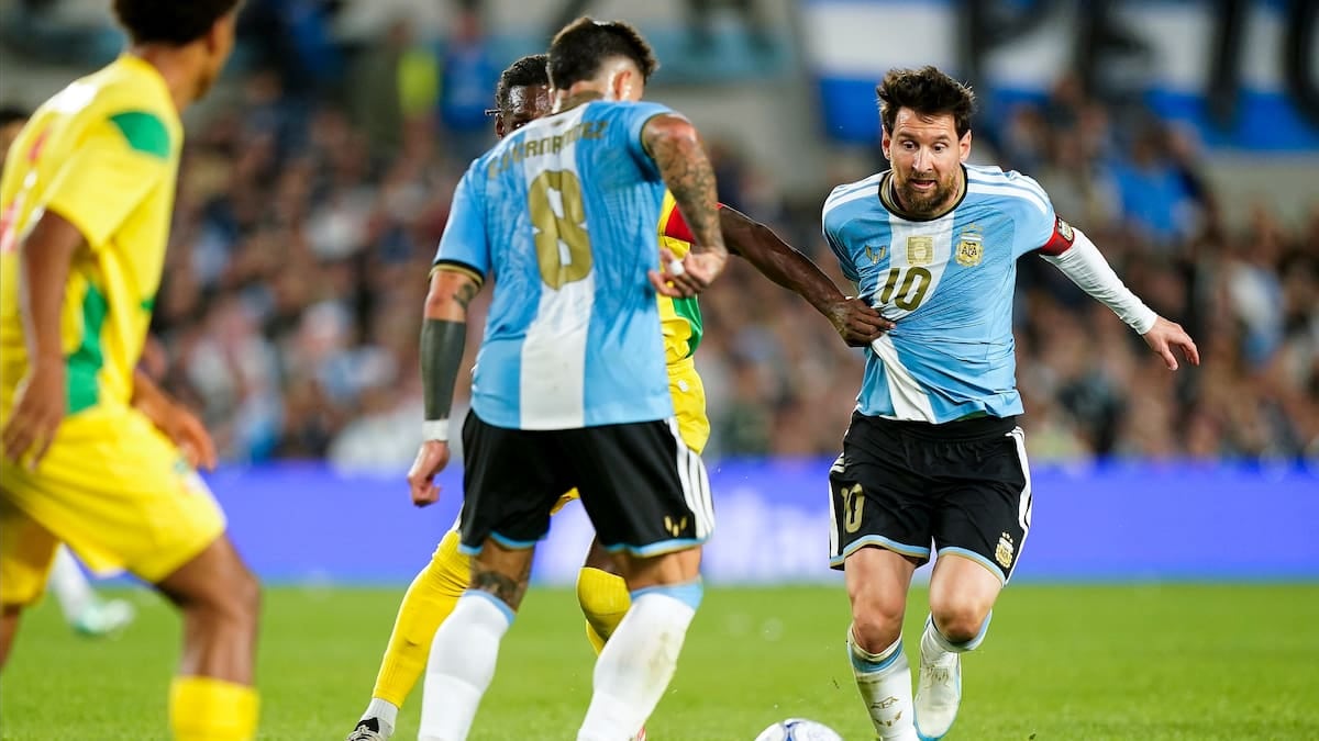 El Diez se despide entre bengalas, Otamendi facturó y el Mono Dibu mantuvo el cero en un Monumental que no paró de temblar