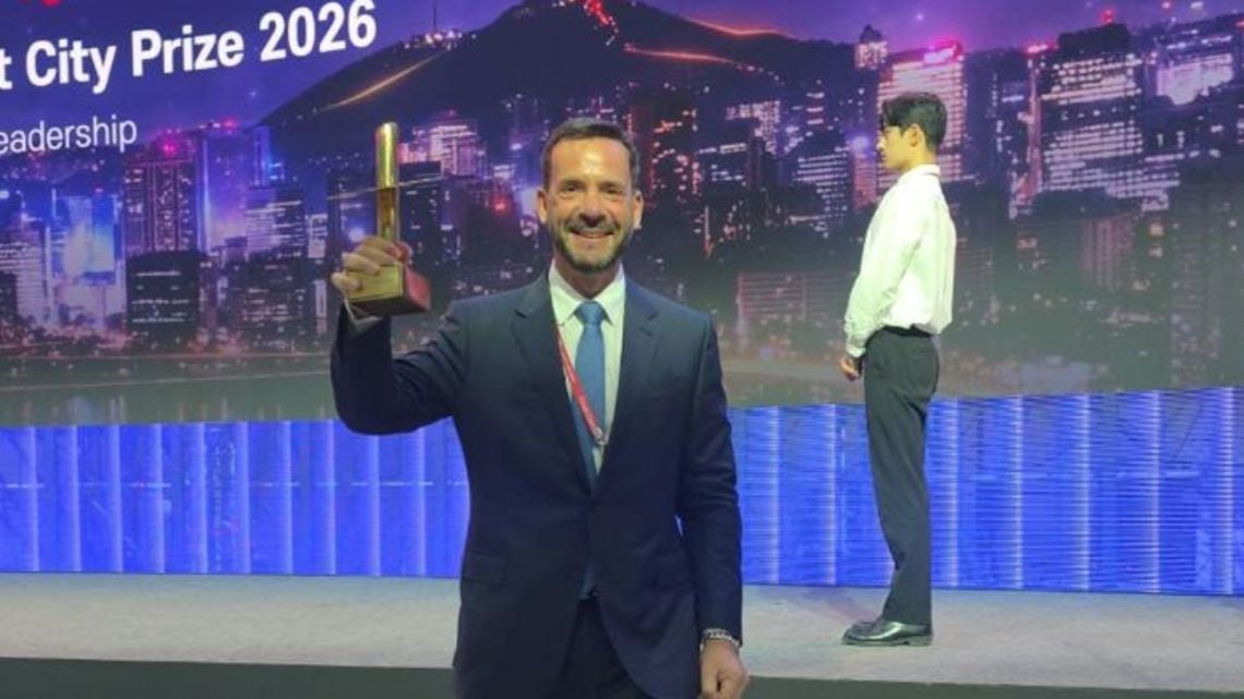 Escobar le pasó el trapo a la burocracia: medio millón de chats con un bot y un intendente que viajó a buscar un premio en Corea