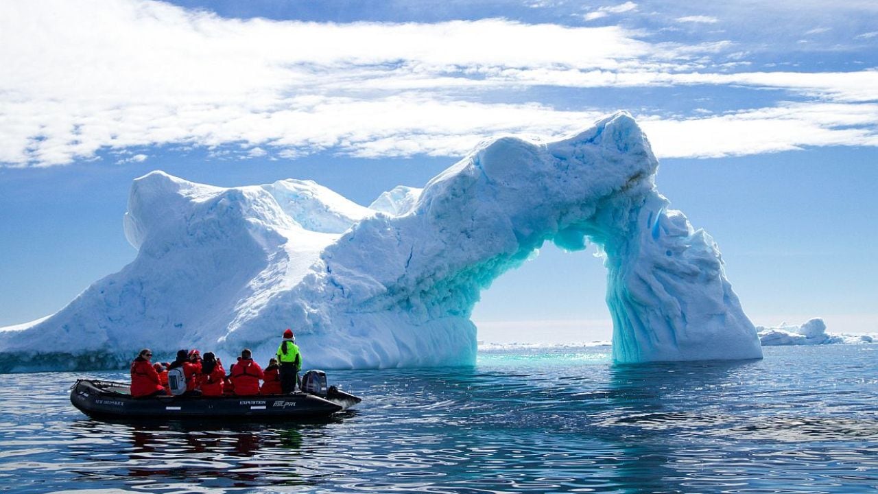 Una vuelta entera a la Antártida en 23.000 kilómetros: la expedición que redefine los cruceros polares