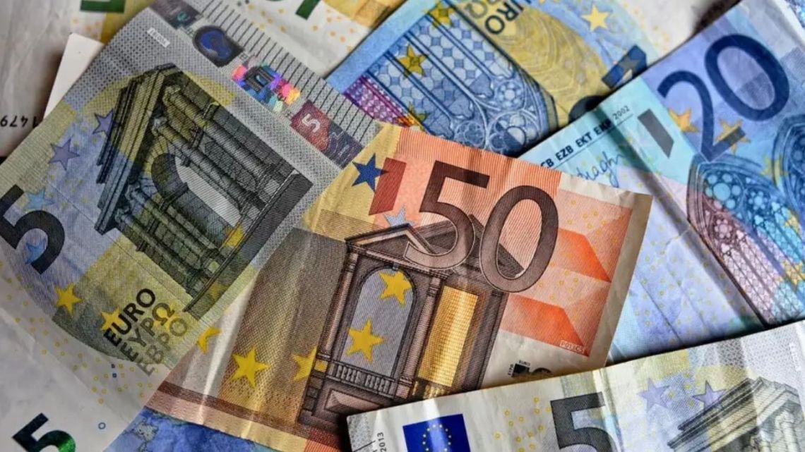 El euro blue cerró la rueda del viernes en $1.832,75 para la venta, con una caída de seis pesos respecto de la jornada previa