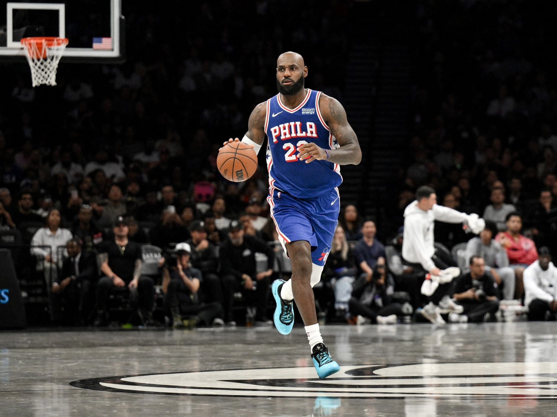A los 41, LeBron se puso la camiseta de los Sixers y Brooklyn le arruinó la noche